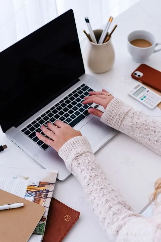 Chmury burzowe rozstępujące się nad rosnącym wykresem dochodu